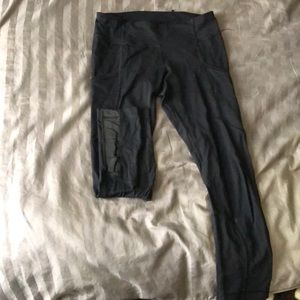 Black LuLulemon crops